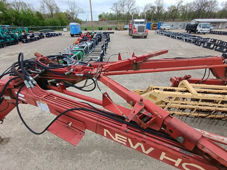 new-holland-216-image-12