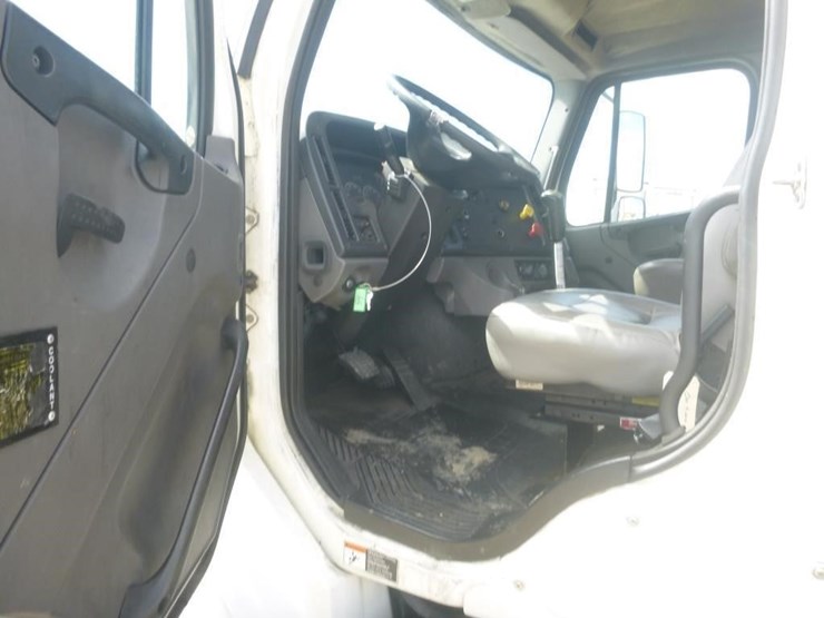 2012-freightliner-m2-s/a-truck-tractor-image-10