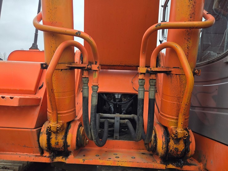 hitachi-zx330-lc-image-23