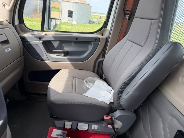 #45283-•-2016-freightliner-cascadia-daycab-truck-tractor-vin:-3akjgedv9gsgy4090-image-63