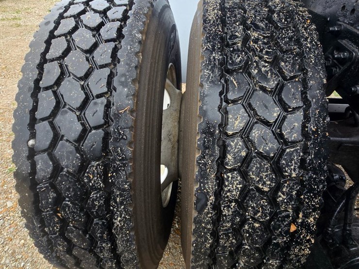 2012-freightliner-m2-106-image-94