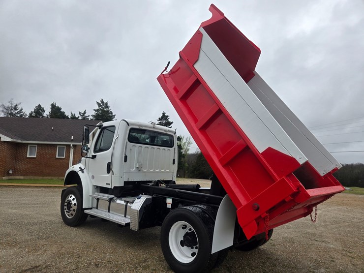 2012-freightliner-m2-106-image-26