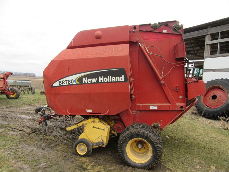 new-holland-br780-image-1