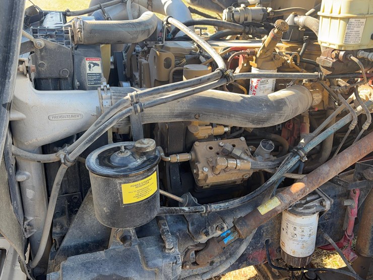 2000-freightliner-fl60-image-14