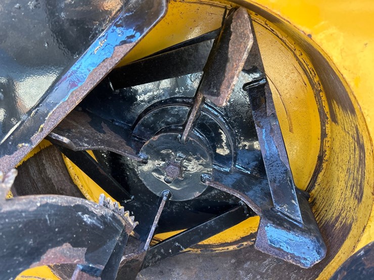 new-holland-l216-image-14