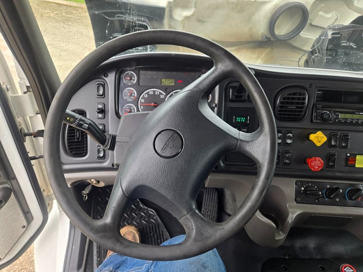 2012-freightliner-m2-106-image-80