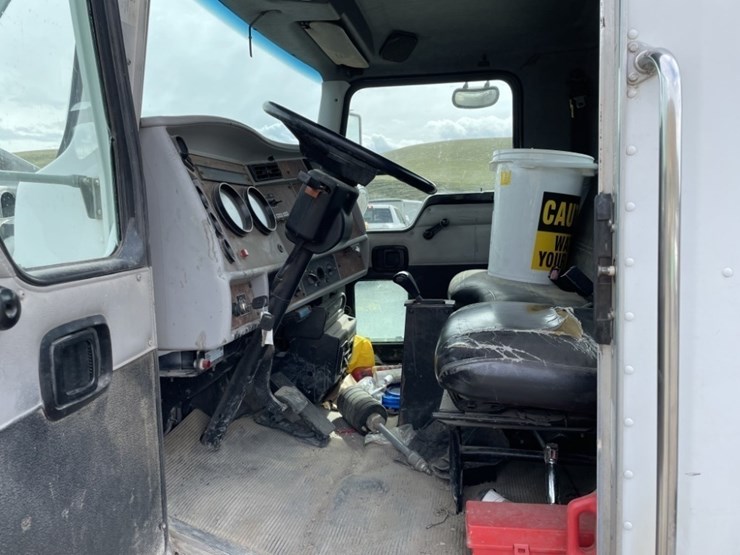 2004-kenworth-t300-image-23