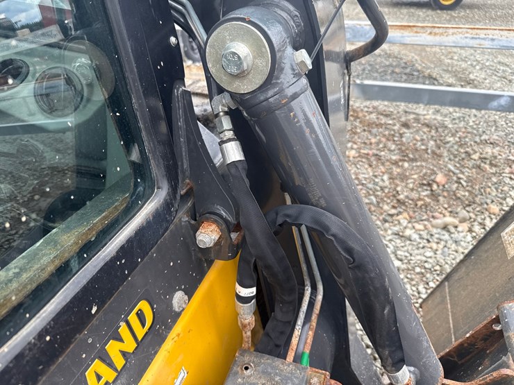 new-holland-l320-image-13