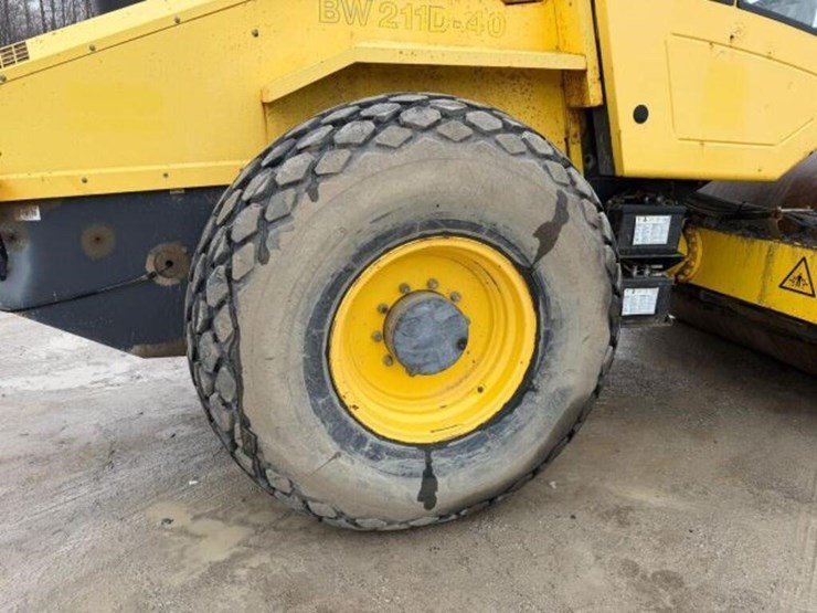 2011-bomag-bw211d-40-image-35