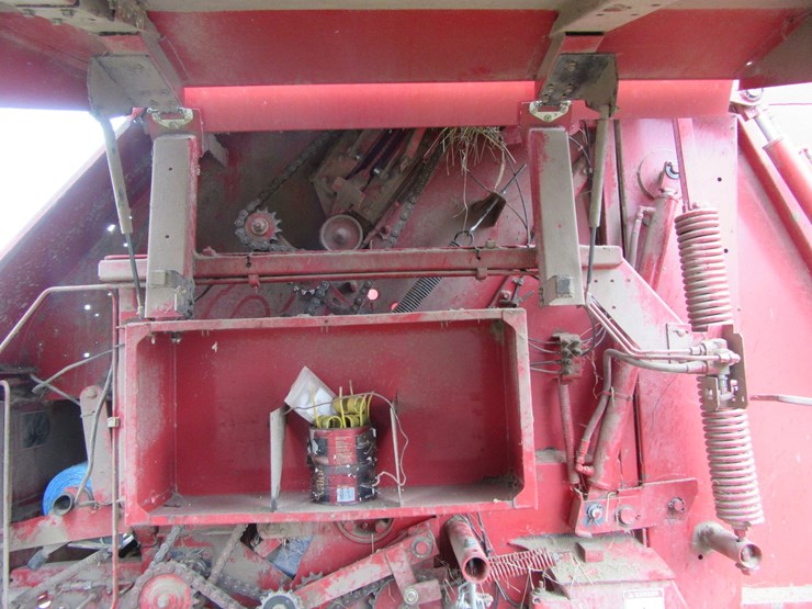 new-holland-br780-image-9