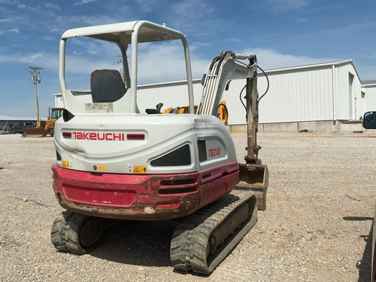 2017-takeuchi-tb240-image-5