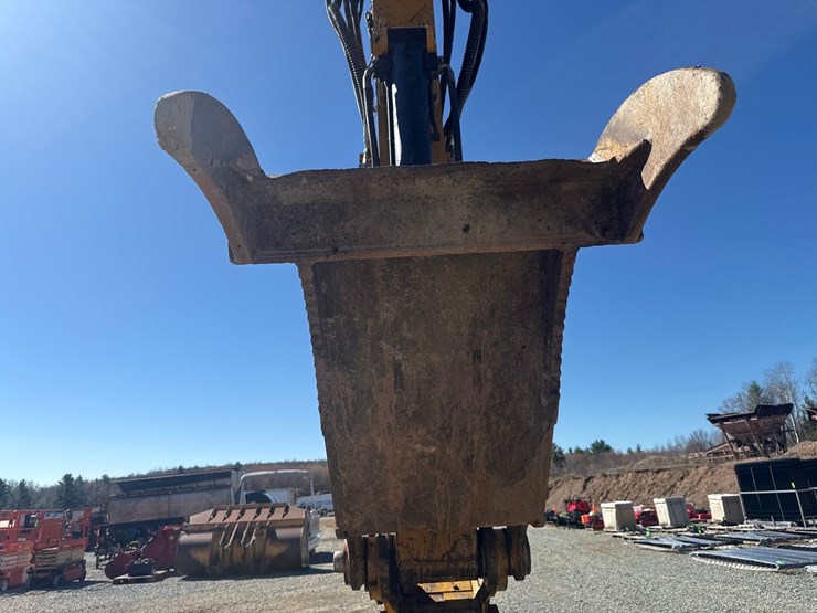 caterpillar-325-image-23