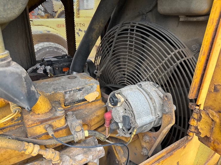 2005-deere-700j-xlt-image-24