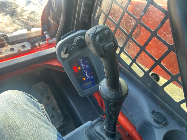 2018-kubota-ssv75-image-37