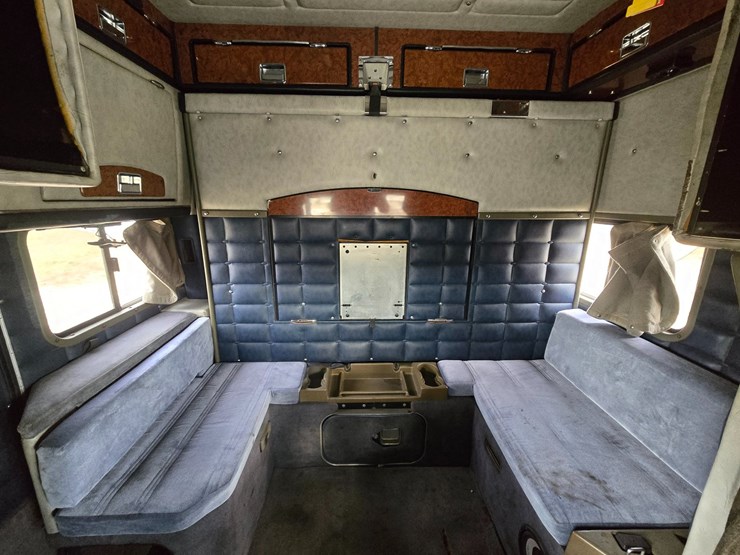 2000-peterbilt-379-image-67