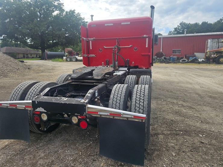 2012-peterbilt-384-image-32