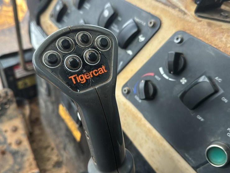 2010-tigercat-lx822c-image-42