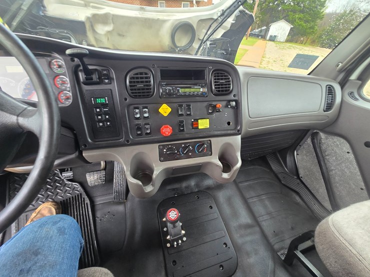 2012-freightliner-m2-106-image-74