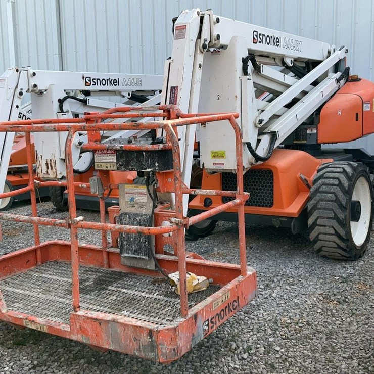 #304 • 2019 Snorkel 46' 4WD Articulating Boom Lift #2