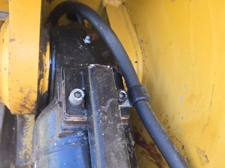 2014-caterpillar-953d-image-98