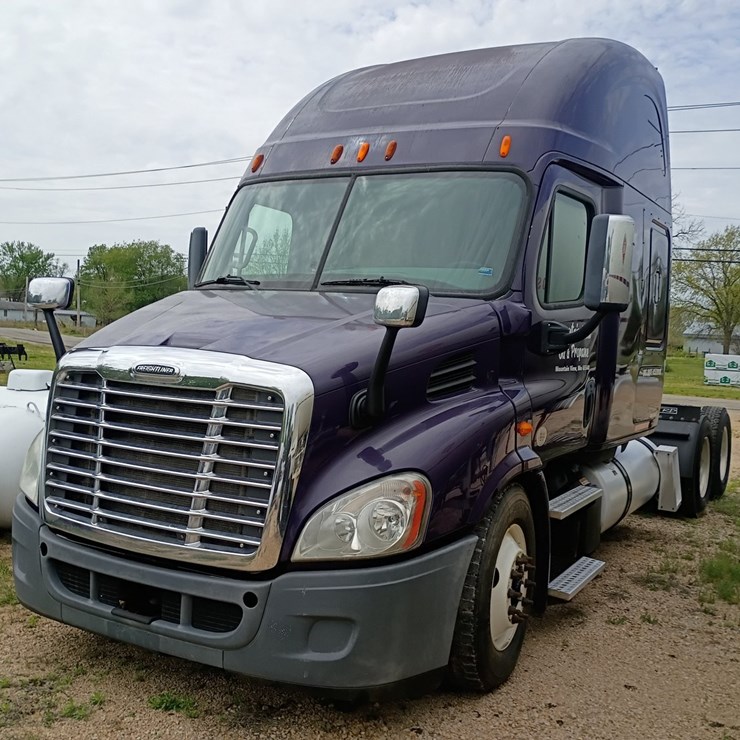 2014 FREIGHTLINER CASCADIA 132