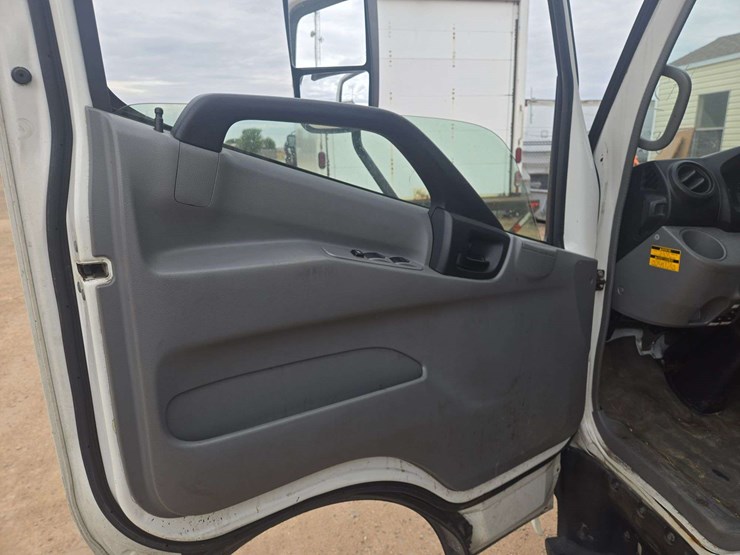 2019-hino-195-image-13