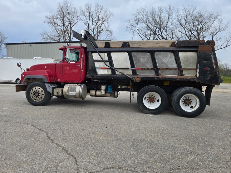 2003-mack-rd688s-image-7