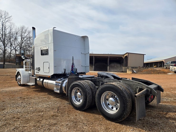 2014-peterbilt-389-image-13