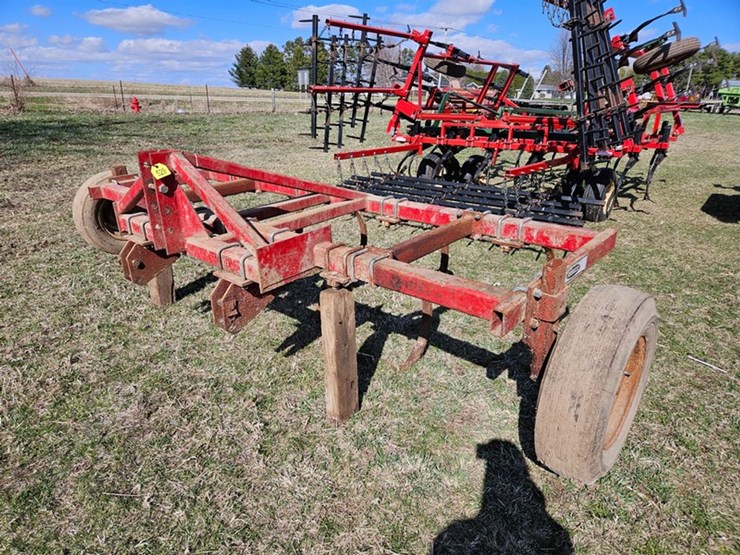 #529-•-schultz-7-shank-3pt-chisel-plow-image-1