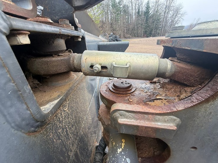 2016-case-1650m-image-20