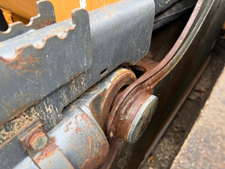 2016-case-1650m-image-21