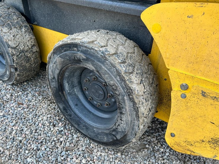 2017-new-holland-l218-image-15