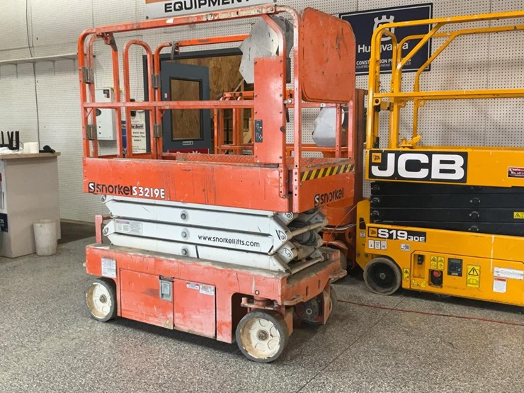 #423-•-2019-snorkel-19'-scissor-lift-image-2