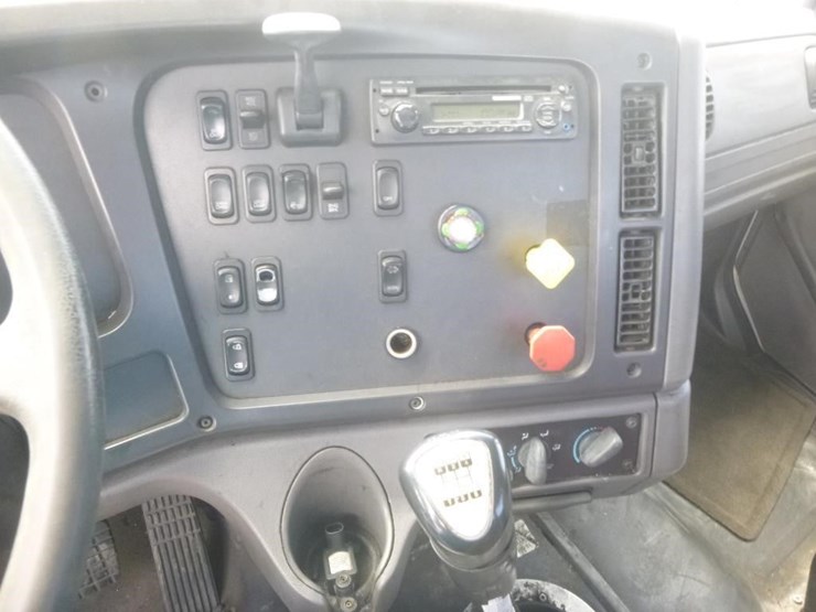 2012-freightliner-m2-s/a-truck-tractor-image-15