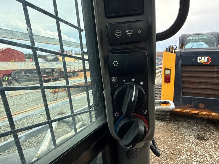 new-holland-l320-image-32