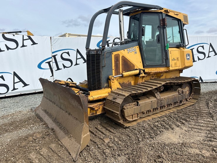 2005-deere-700j-xlt-image-1