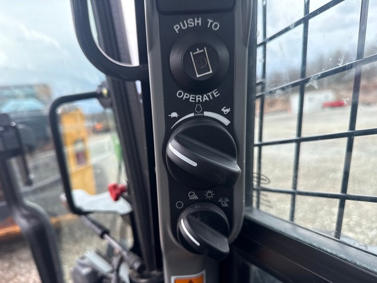 new-holland-l320-image-30