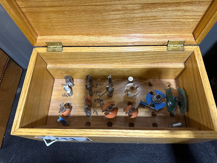 #711-•-box-of-various-router-bits-image-5