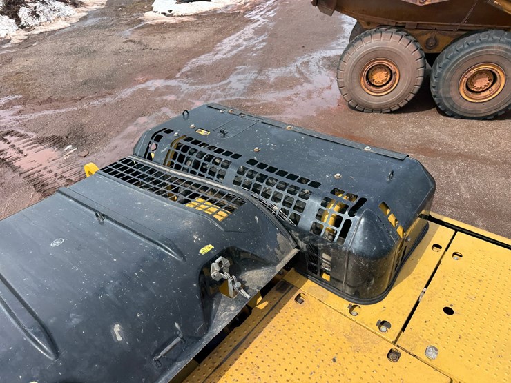 caterpillar-330d-image-75