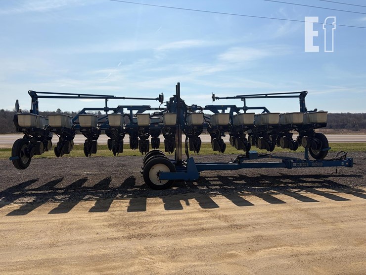 1999-kinze-2600-image-2