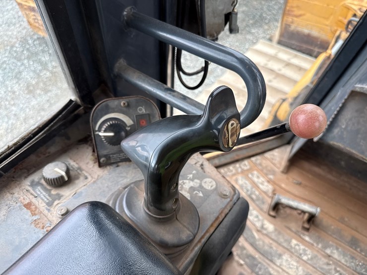 2005-deere-700j-xlt-image-35