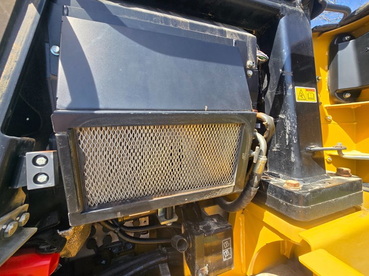 2014-caterpillar-953d-image-29