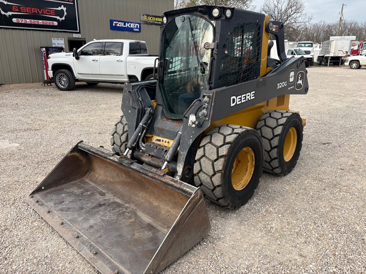 deere-320g-image-1