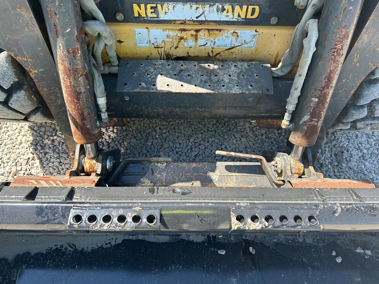 new-holland-l230-image-10