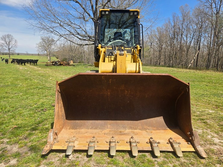 2014-caterpillar-953d-image-26