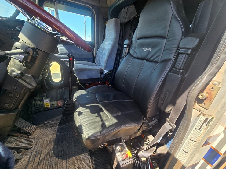 1996-peterbilt-377-image-57