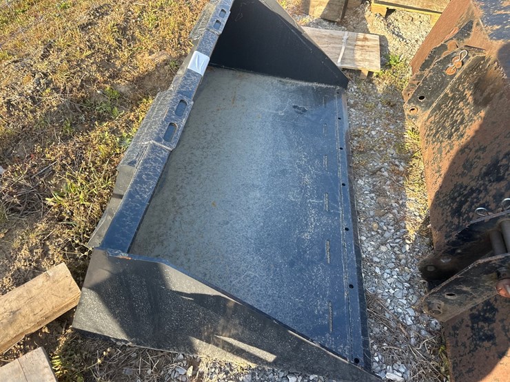 #1918-•-67"-quick-attach-bucket-image-4