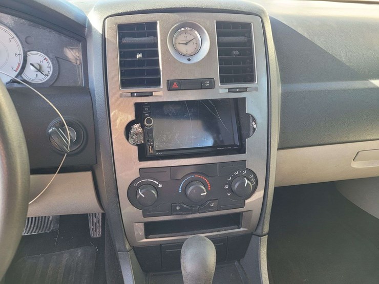 2007-chrysler-300-sedan-4d-image-12