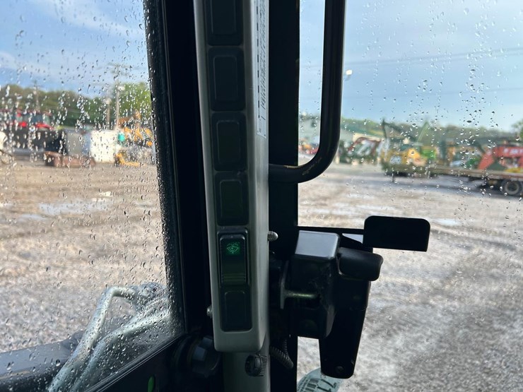 2017-new-holland-l218-image-21