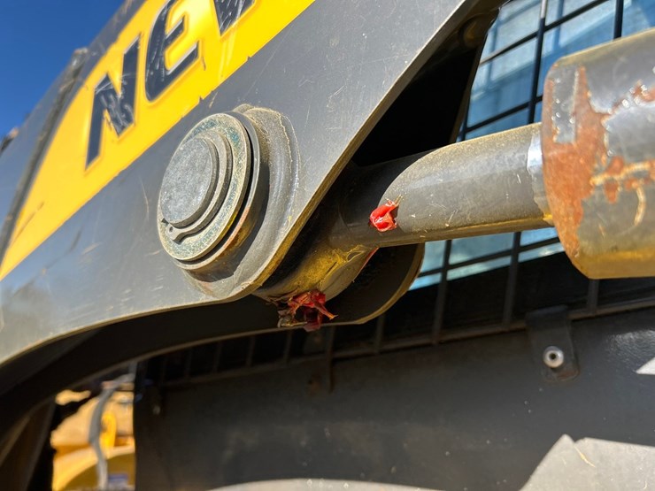 new-holland-l216-image-33